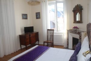 Chambre indienne 2 personnes, salle de bain et toilettes privatives