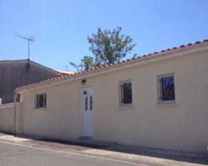 Maison côté rue spécial riverains avec stationnement devant la porte