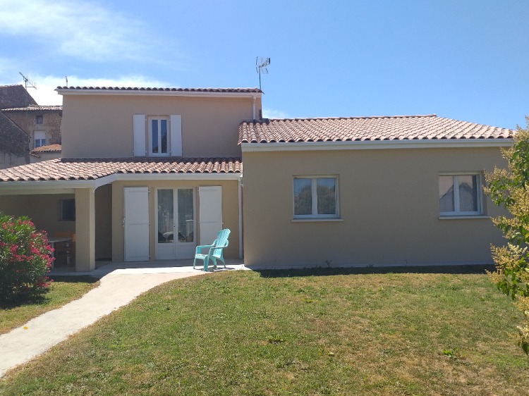 Maison avec jardin clôturé