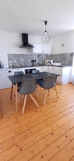 Cuisine équipée avec lave-vaisselle frigo congélateur plaque de cuisson four micro-ondes et cafetière