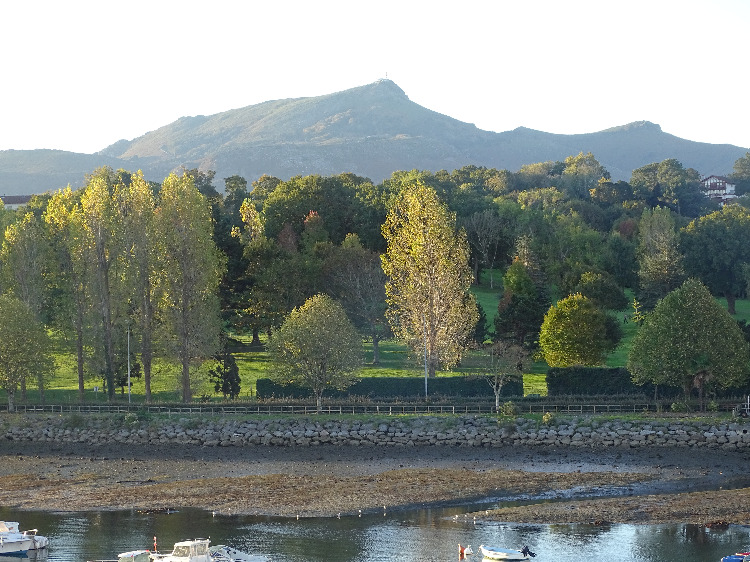 Vue principale du balcon du séjour et de la chambre 1 La Rhûne et le golf
