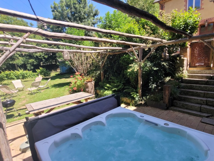 Terrasse avec SPA ouvert d'avril à septembre