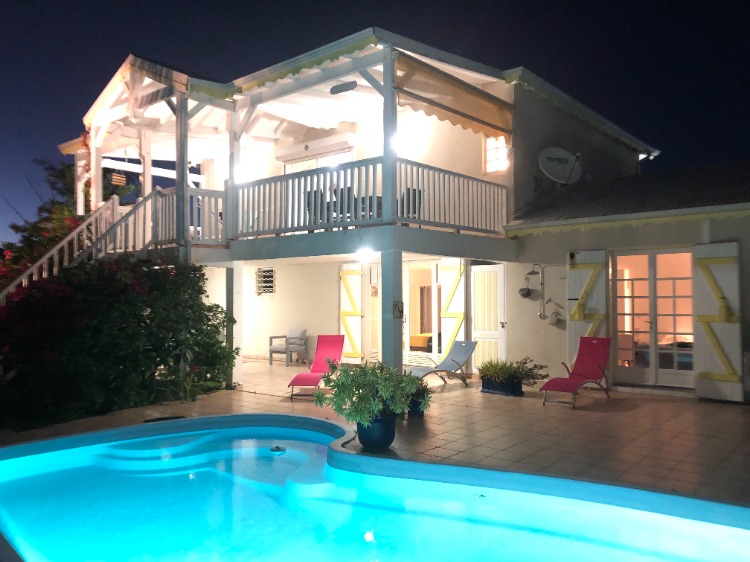 Vue de la villa et de la piscine