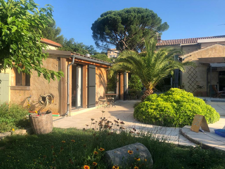 L'entrée du Gîte par la baie de la chambre.