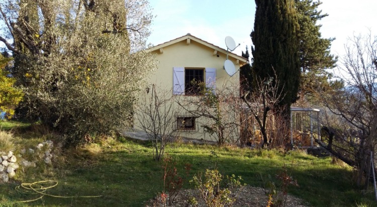vue sur 1 façade depuis le jardin