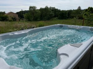 Spa avec contre courant disponible entre le 1 er mai et le 15 septembre