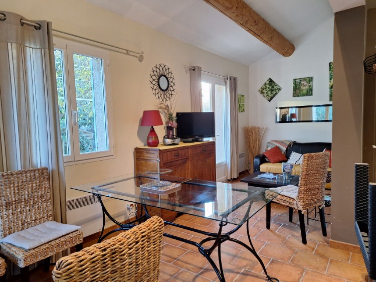 Villa du Paradis Pièce a vivre lumineuse donnant sur la terrasse location nommée Pavillon en 2019.