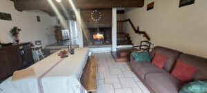 salon et au fond cuisine équipée