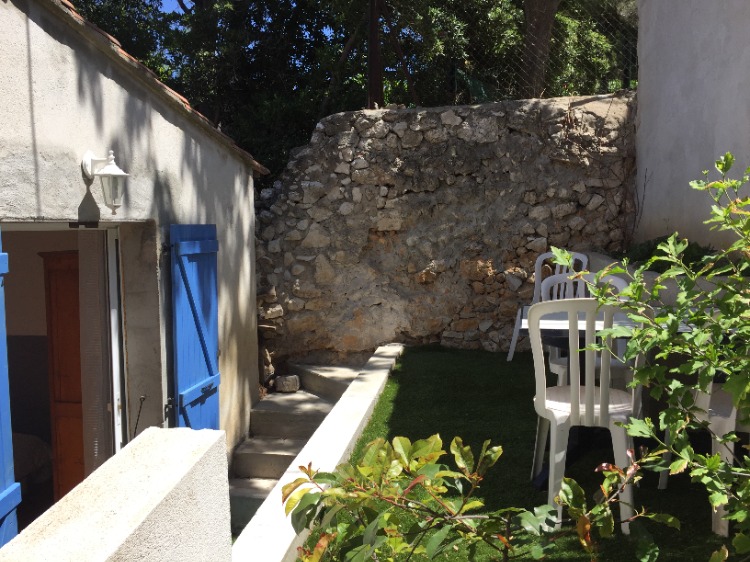 Terrasse extérieure privée de 12 m2 pour des apéros ou repas en extérieure au soleil !