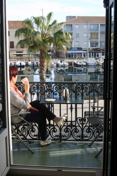 Moment de détente, pause café sur le balcon face au port