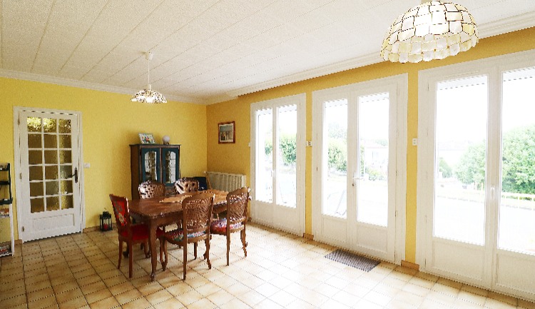 Grande pièce de vie lumineuse