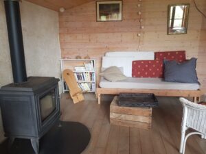 La pièce de vie avec lit 1 place