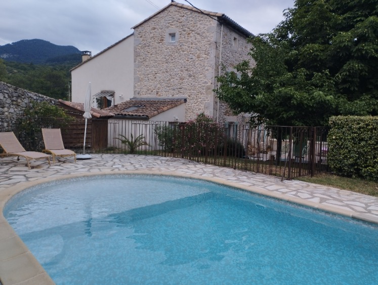 Le gîte est situé dans la dépendance aménagée, la partie en blanc sur la photo.