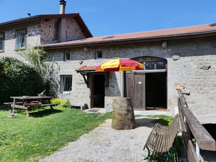 Entrée et extérieur du gîte