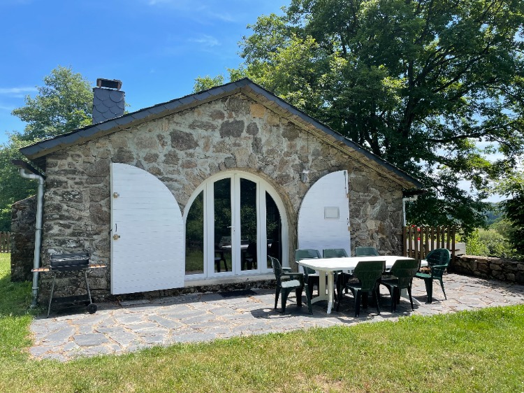 L'entrée du gîte avec sa grande terrasse