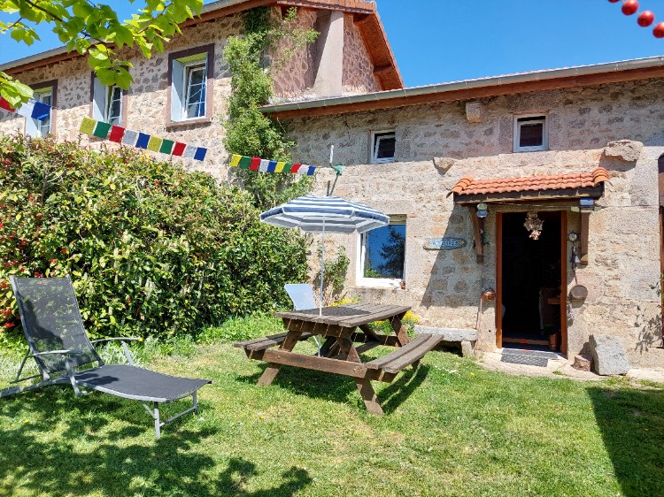Entrée du gîte et espace extérieur