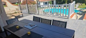 Vue piscine sur la terrasse