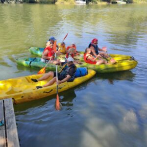 "Vivez des vacances actives et respectueuses ! Le canoë est le moyen idéal pour explorer la Seine en harmonie avec la nature. Pas de moteur, pas de bruit, juste le plaisir de la glisse et du partage e