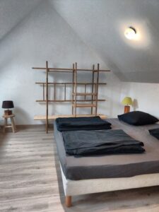 Partagez des moments forts en famille ou entre amis au Val d'Andé ! Nos chambres spacieuses accueillent confortablement vos tribus. La modularité de nos lits individuels vous permet de créer des confi