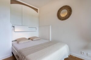 La Cigale Varoise - Hyères La Plage vous propose ses Logements de Vacances Climatisés Accessibles 7/7 et 24h/24h à 300 mètres de La Plage au Coeur du Port de Hyères Les Palmiers