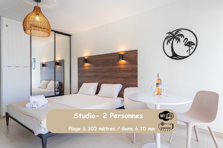La Cigale Varoise - Hyères La Plage vous propose ses Logements de Vacances Climatisés Accessibles 7/7 et 24h/24h à 300 mètres de La Plage au Coeur du Port de Hyères Les Palmiers