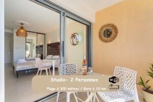 La Cigale Varoise - Hyères La Plage vous propose ses Logements de Vacances Climatisés Accessibles 7/7 et 24h/24h à 300 mètres de La Plage au Coeur du Port de Hyères Les Palmiers