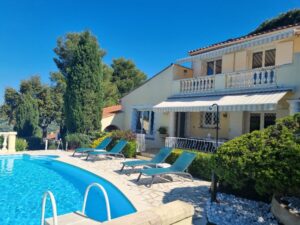 Plage piscine avec bain de soleil