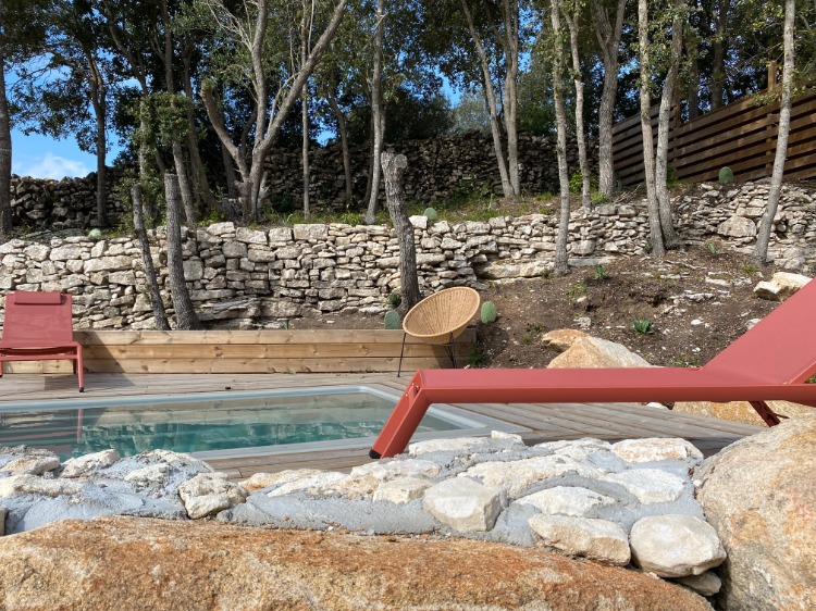 Terrasse surélevée accueillant la piscine