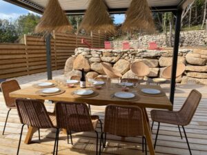 Espace extérieur repas sous pergola sous pergola