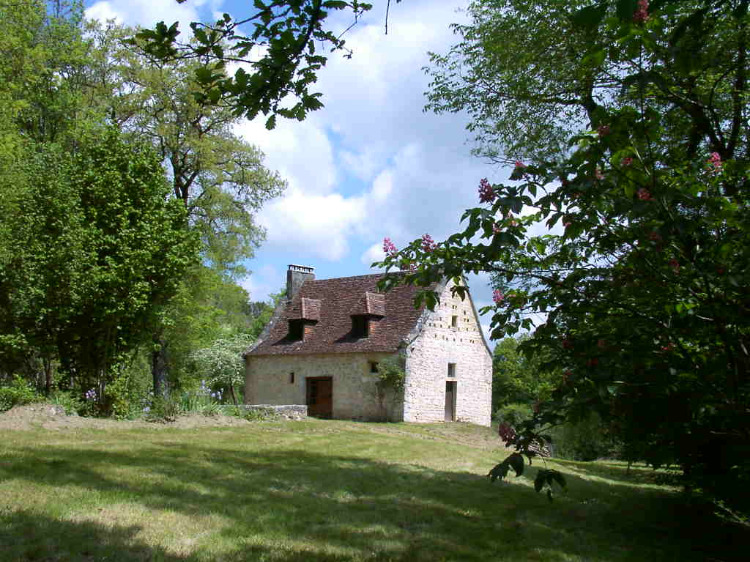 Le gîte et le parc entre petit cours d'eau et réserve (bief) du moulin
