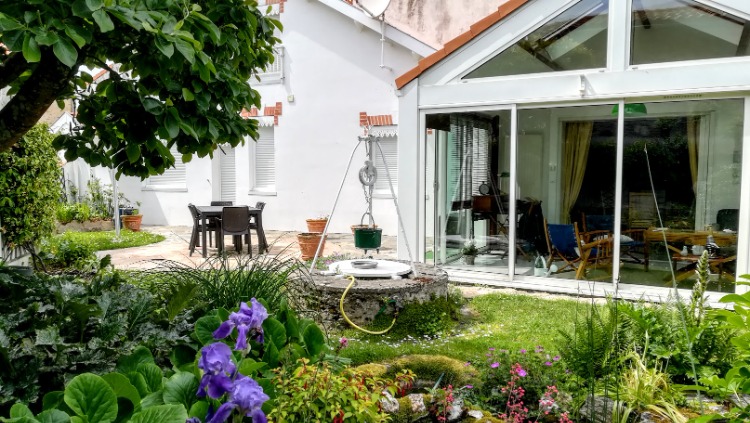 Jardin fleuri et véranda