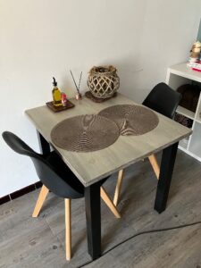 chambre principale: coin salle à manger
