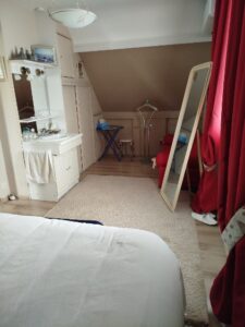 chambre de l'étage avec petit lavabo