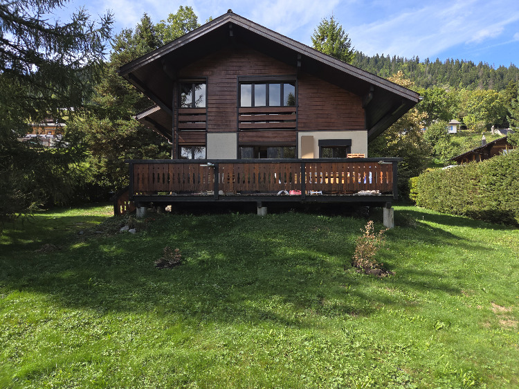 Le chalet et sa terrasse avec vue sur la Tour Mayen