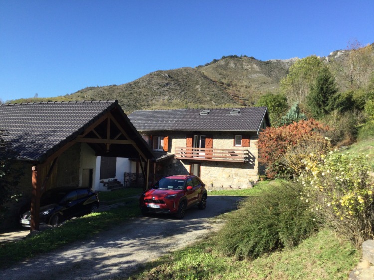 la location est la partie droite de la maison. largeur du balcon