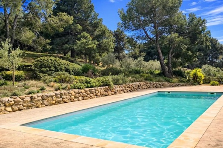 Un piscine salée en pleine pinède