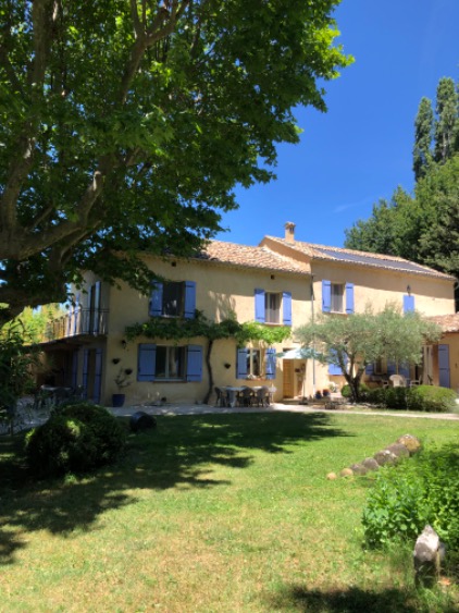 Dans le calme et les ombrages d’arbres centenaires