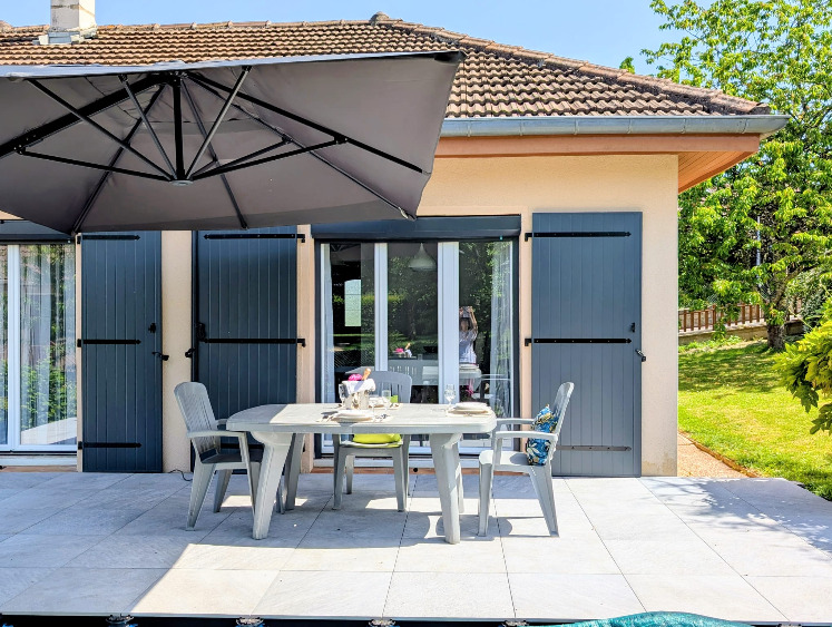 Terrasse ensoleillée de plain-pied depuis la salle à manger