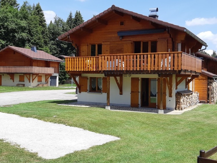 Chalet l'été. Terrain de pétanque.