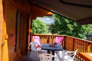 Balcon où on peut prendre ses repas.