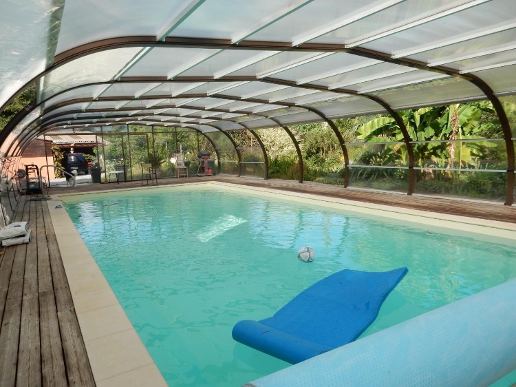 Piscine chauffée et couverte de 60 m2 (12m x 5m)