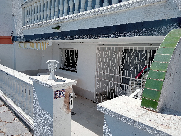 entrée + terrasse avec store, table et 6 chaises
