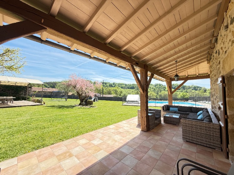 Salon devant piscine