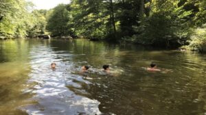 Baignade dans la retenue du Moulin de Record
