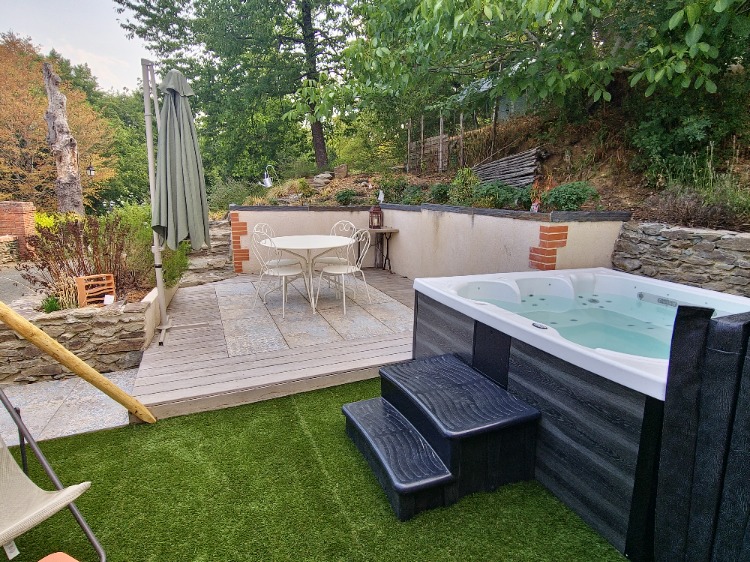 Le Spa privatif et la terrasse.