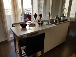 Ilot de cuisson et bar repas donnant sur le balcon ( barbecue électrique)