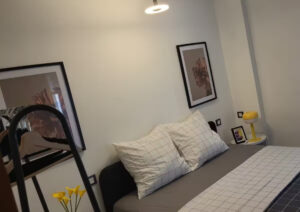 Chambre adulte avec grand lit 160 et salle de bains privative