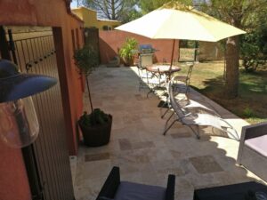 Gite rouge Terrasse et jardin