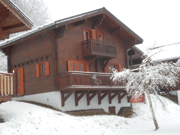 Vue extérieure du chalet en début d'hiver