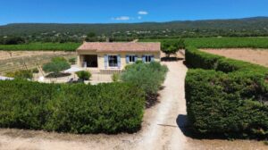 Vue d'ensemble du gîte avec son entrée